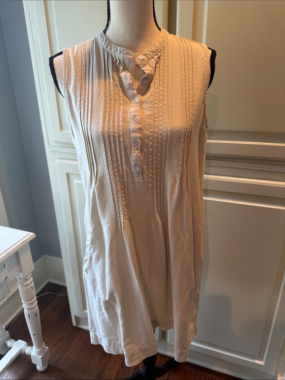 Sleeveless Pintuck Henley dress - Cream